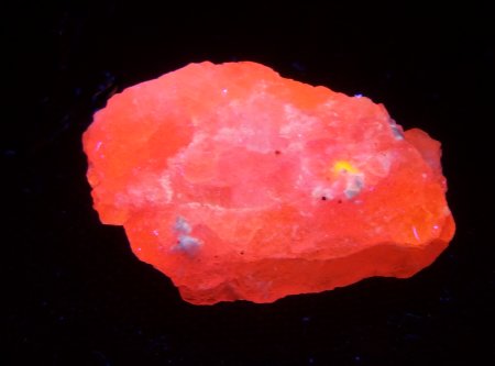 Hackmannit mit einer orangen Fluoreszenz